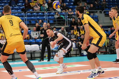 Niedziela z PlusLigą: PGE Skra Bełchatów - Jastrzębski Węgiel 2:3
