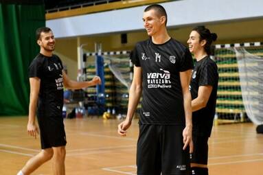 Maciej Muzaj trenuje i czeka na wizę