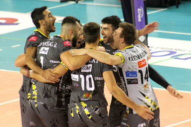 Mecz w niepełnym składzie i bez trenera Winiarskiego. Trefl Gdańsk gra z PGE Skre Bełchatów