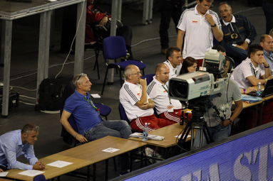 Jedzenie z metalowej i złotej miski