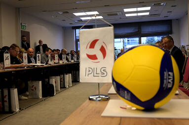 Ludzie Polskiej Ligi Siatkówki z medalami i odznakami Ministra Sportu i Turystyki - galeria zdjęć