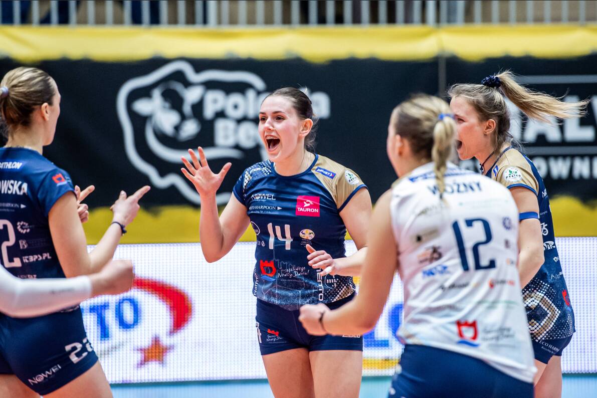 Mecz który zapisze się w historii klubu z Nowego Dworu. Pierwsze  zwycięstwo siatkarek EcoHarpoon NOWEL LOS Nowy Dwór Mazowiecki [ZDJĘCIA]
