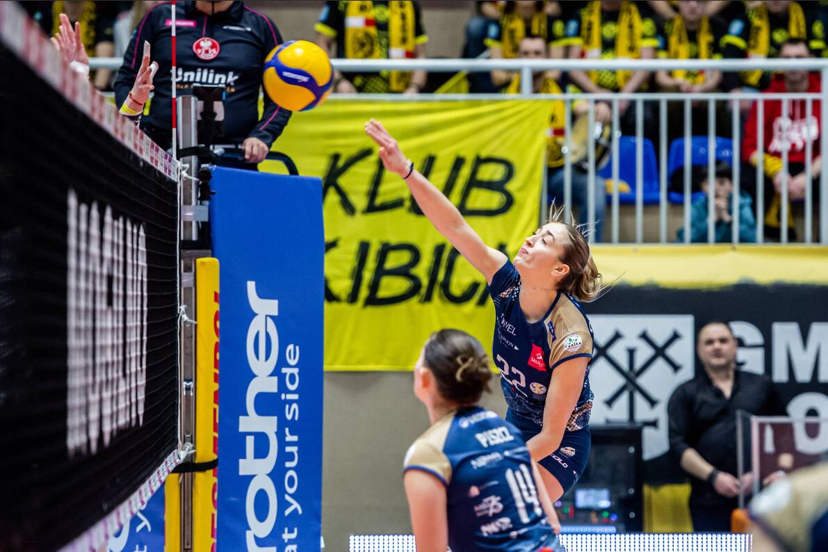 Mecz który zapisze się w historii klubu z Nowego Dworu. Pierwsze  zwycięstwo siatkarek EcoHarpoon NOWEL LOS Nowy Dwór Mazowiecki [ZDJĘCIA]