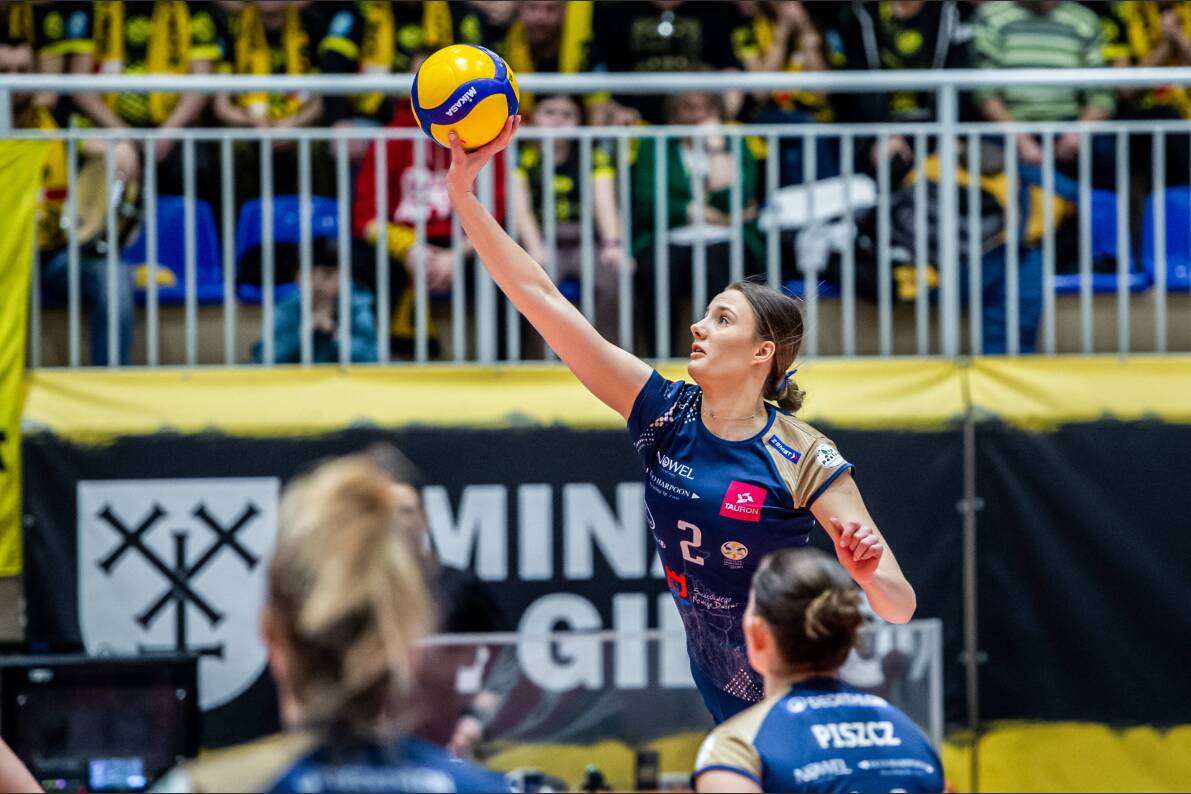 Mecz który zapisze się w historii klubu z Nowego Dworu. Pierwsze  zwycięstwo siatkarek EcoHarpoon NOWEL LOS Nowy Dwór Mazowiecki [ZDJĘCIA]