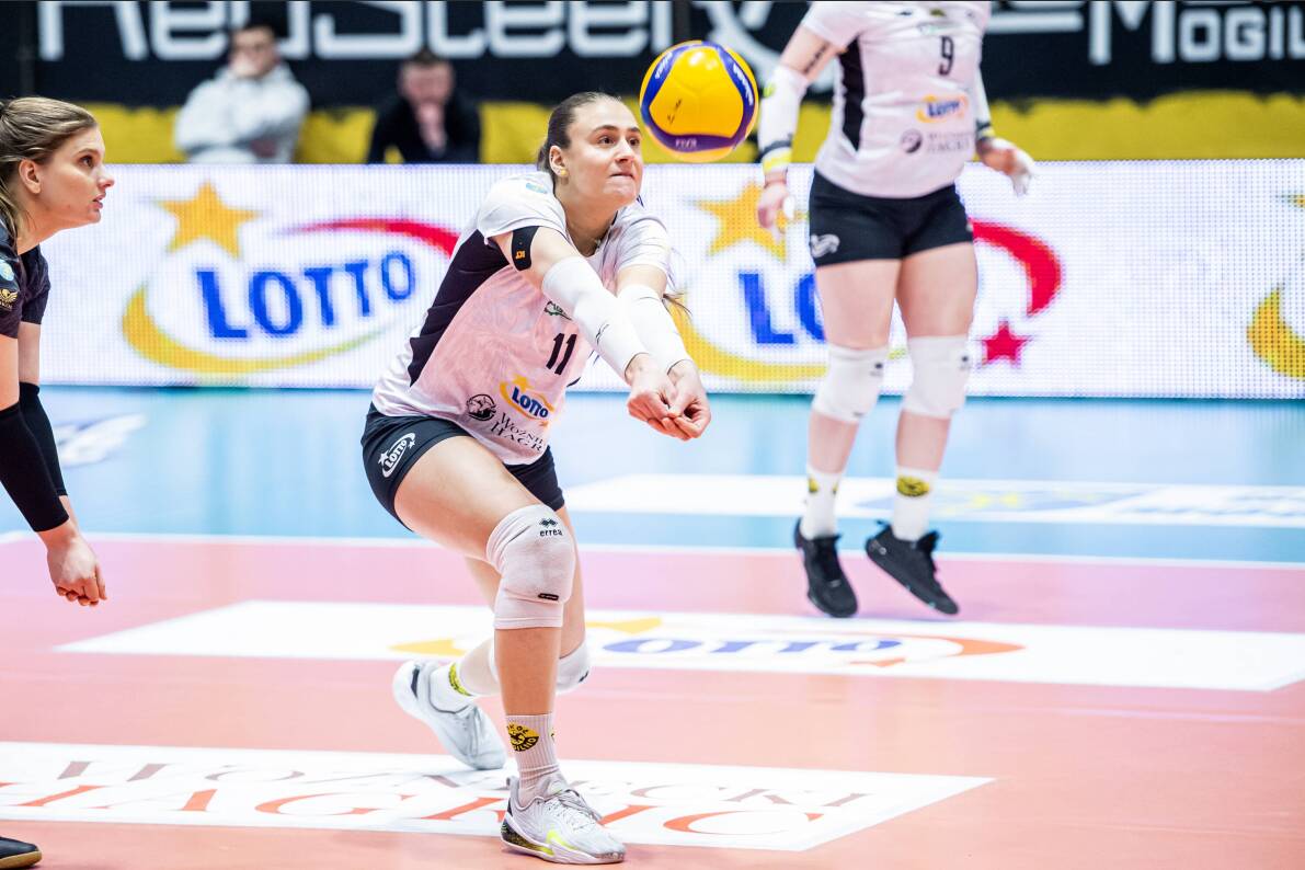 Mecz który zapisze się w historii klubu z Nowego Dworu. Pierwsze  zwycięstwo siatkarek EcoHarpoon NOWEL LOS Nowy Dwór Mazowiecki [ZDJĘCIA]