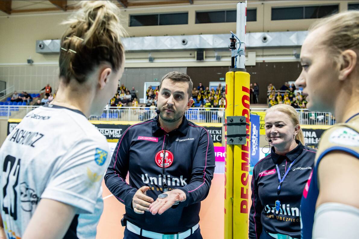 Mecz który zapisze się w historii klubu z Nowego Dworu. Pierwsze  zwycięstwo siatkarek EcoHarpoon NOWEL LOS Nowy Dwór Mazowiecki [ZDJĘCIA]