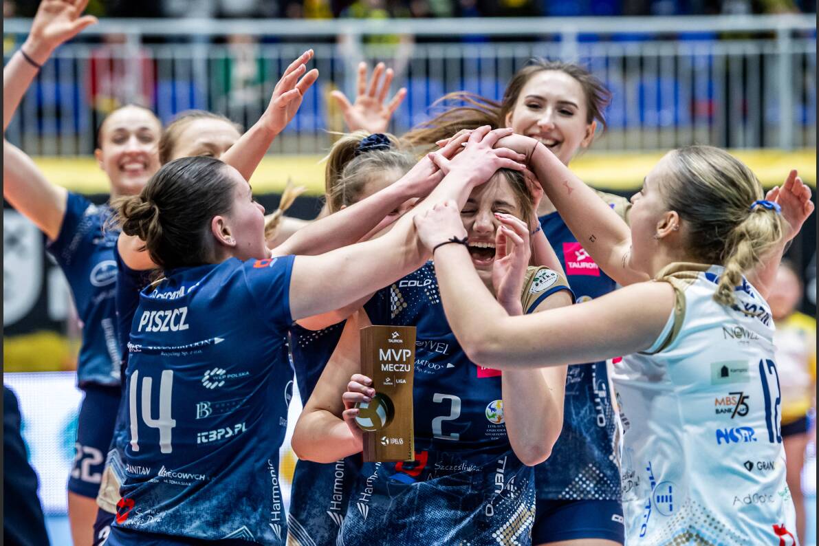 Mecz który zapisze się w historii klubu z Nowego Dworu. Pierwsze  zwycięstwo siatkarek EcoHarpoon NOWEL LOS Nowy Dwór Mazowiecki [ZDJĘCIA]