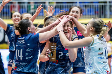 Mecz który zapisze się w historii klubu z Nowego Dworu. Pierwsze  zwycięstwo siatkarek EcoHarpoon NOWEL LOS Nowy Dwór Mazowiecki [ZDJĘCIA]