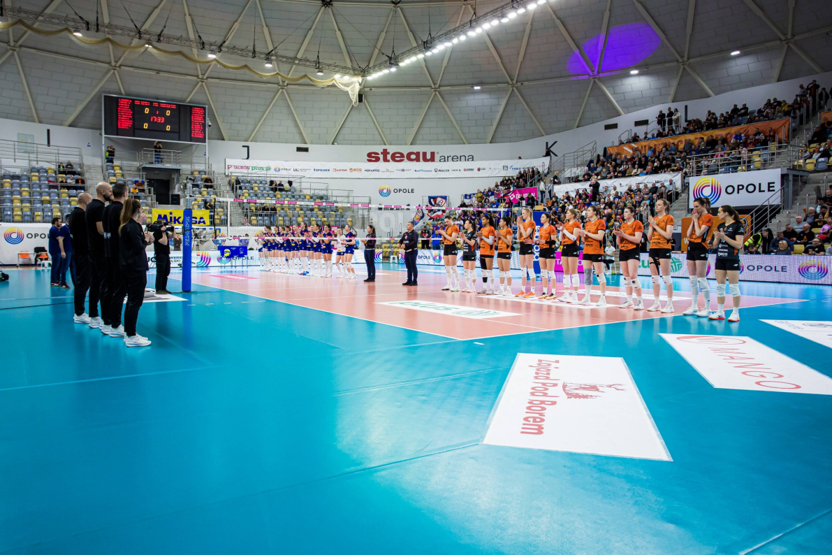 Jako pierwsze w finale zameldowały się zawodniczki PGE Budowlanych Łódź, Opolanki zagrają o trzecie miejsce [ZDJĘCIA]