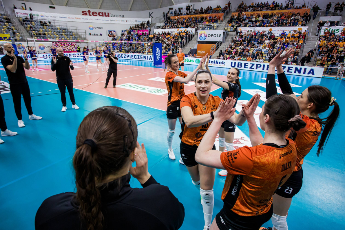 Jako pierwsze w finale zameldowały się zawodniczki PGE Budowlanych Łódź, Opolanki zagrają o trzecie miejsce [ZDJĘCIA]