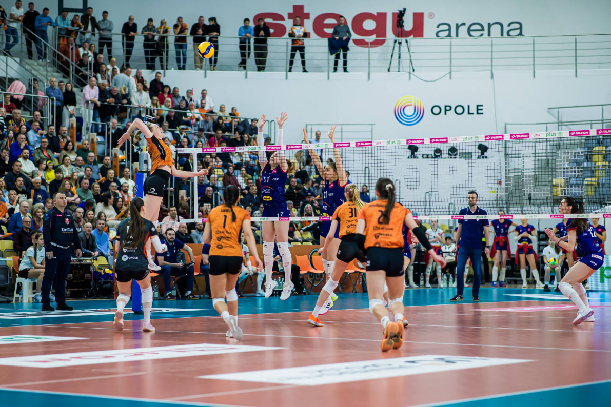 Jako pierwsze w finale zameldowały się zawodniczki PGE Budowlanych Łódź, Opolanki zagrają o trzecie miejsce [ZDJĘCIA]