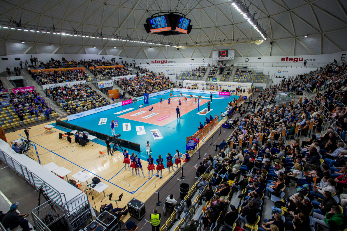 Jako pierwsze w finale zameldowały się zawodniczki PGE Budowlanych Łódź, Opolanki zagrają o trzecie miejsce [ZDJĘCIA]