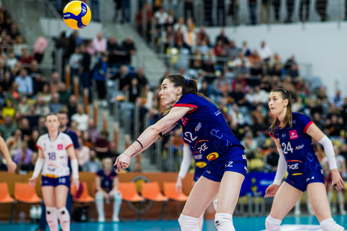 Jako pierwsze w finale zameldowały się zawodniczki PGE Budowlanych Łódź, Opolanki zagrają o trzecie miejsce [ZDJĘCIA]