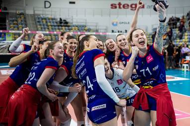 Jako pierwsze w finale zameldowały się zawodniczki PGE Budowlanych Łódź, Opolanki zagrają o trzecie miejsce [ZDJĘCIA]