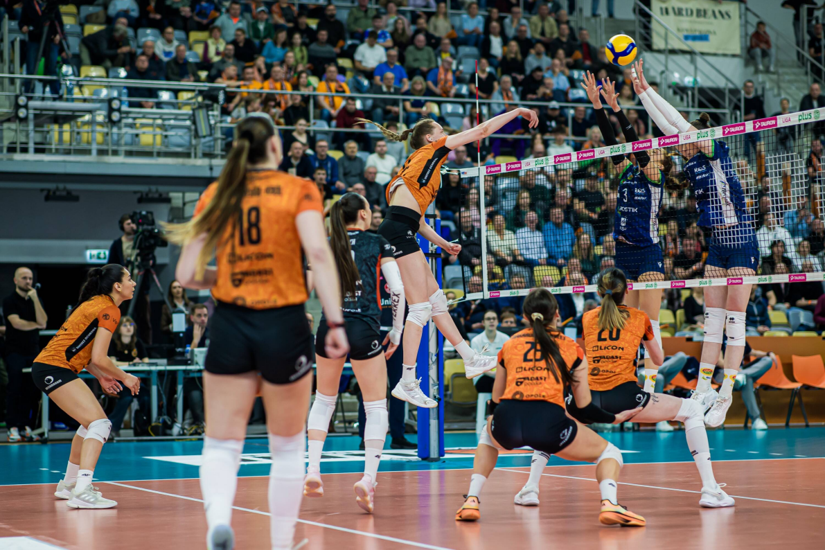 W pierwszym meczu o brąz wygrywają zawodniczki UNI Opole [ZDJĘCIA]