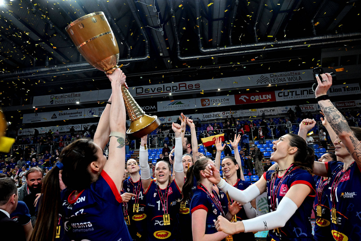 Batalia o złoto TAURON Ligi zakończona, medale i trofeum z Rzeszowa, po fantastycznym meczu zabrały zawodniczki PGE Budowlanych Łódź [ZDJĘCIA]