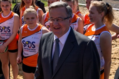 Prezydent Komorowski spotkał się z młodymi siatkarkami