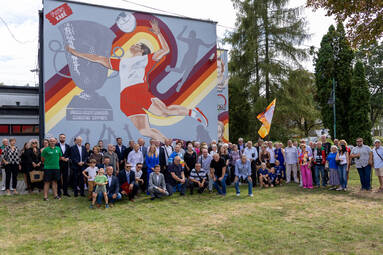 Odsłonięto mural ze złotymi gwiazdami olimpijskimi Płomienia Milowice