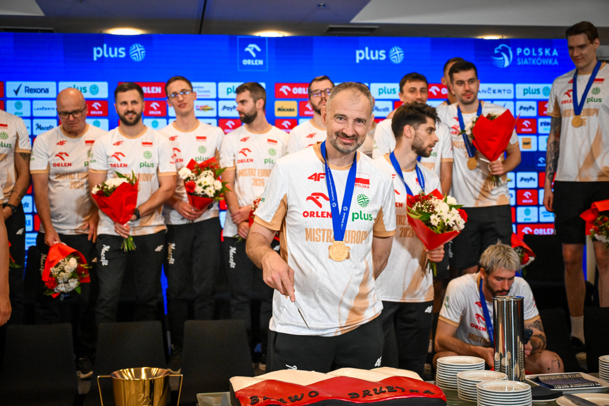 Mistrzowie Europy już w Polsce! Wyjątkowe powitanie na lotnisku [ZDJĘCIA]