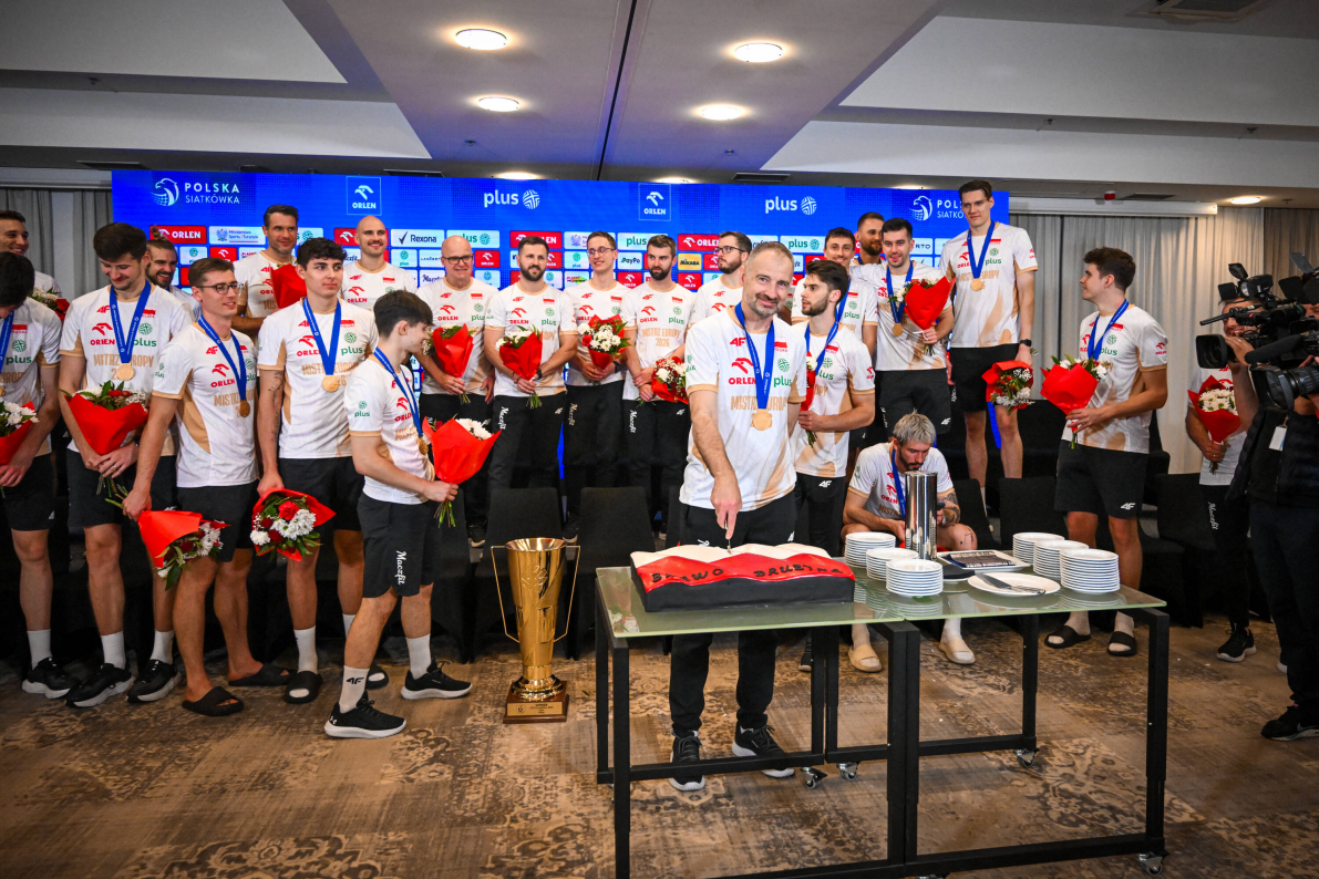 Mistrzowie Europy już w Polsce! Wyjątkowe powitanie na lotnisku [ZDJĘCIA]