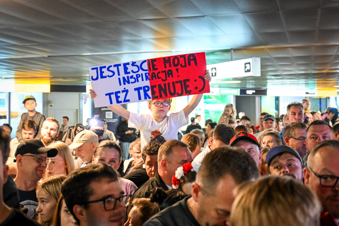 Mistrzowie Europy już w Polsce! Wyjątkowe powitanie na lotnisku [ZDJĘCIA]