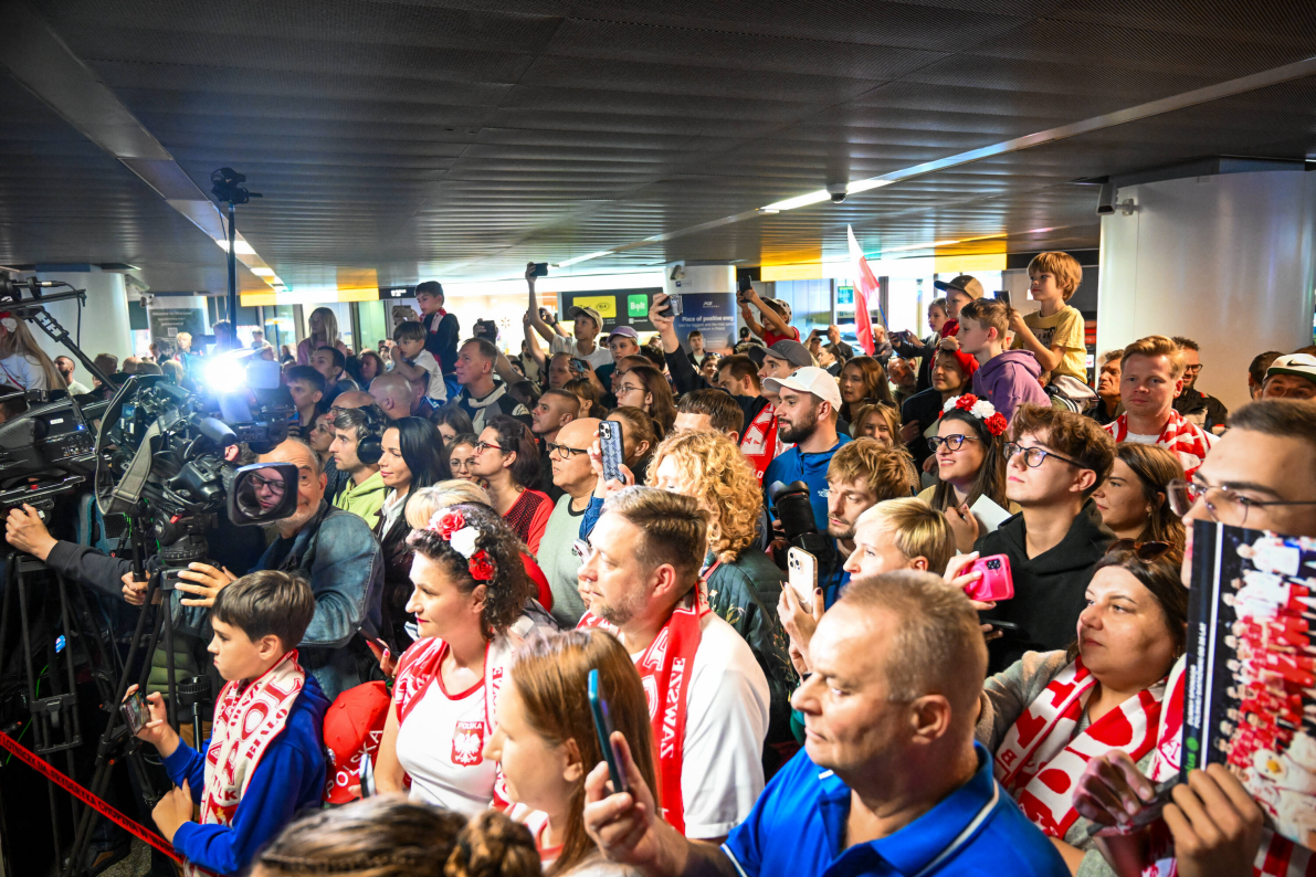 Mistrzowie Europy już w Polsce! Wyjątkowe powitanie na lotnisku [ZDJĘCIA]